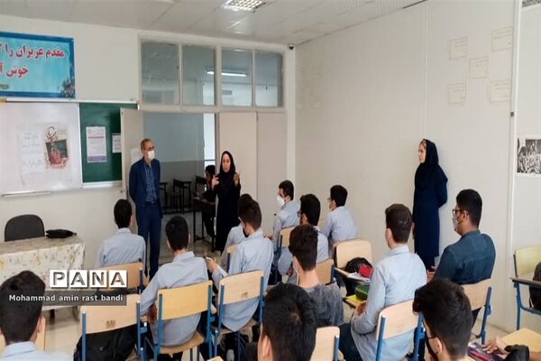 آموزش تفکیک پسماند از مبدا در دبیرستان فرهنگ عرفان منطقه ۱۳