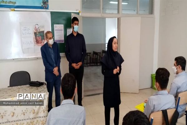 آموزش تفکیک پسماند از مبدا در دبیرستان فرهنگ عرفان منطقه ۱۳