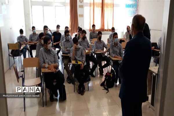 آموزش تفکیک پسماند از مبدا در دبیرستان فرهنگ عرفان منطقه ۱۳
