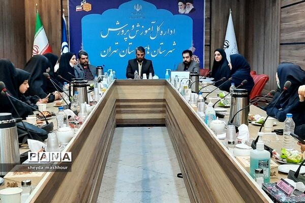 تجلیل مدیرکل آموزش و پرورش شهرستان‌های استان تهران از خبرنگاران فعال پانا