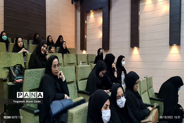 تجلیل از معلمان برگزیده سیستان و بلوچستان در همایش معلم سازنده