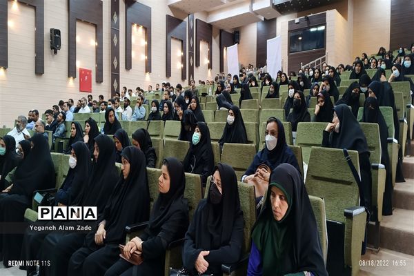 تجلیل از معلمان برگزیده سیستان و بلوچستان در همایش معلم سازنده