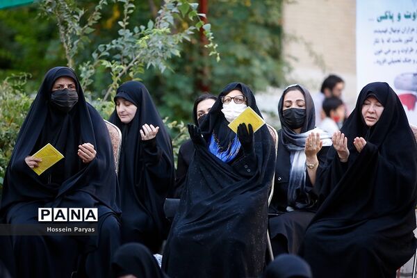 ‌مراسم دعای ندبه در جوار مزار شهدای گمنام دانش‌آموز در اردوگاه شهید باهنر
