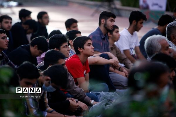 ‌مراسم دعای ندبه در جوار مزار شهدای گمنام دانش‌آموز در اردوگاه شهید باهنر