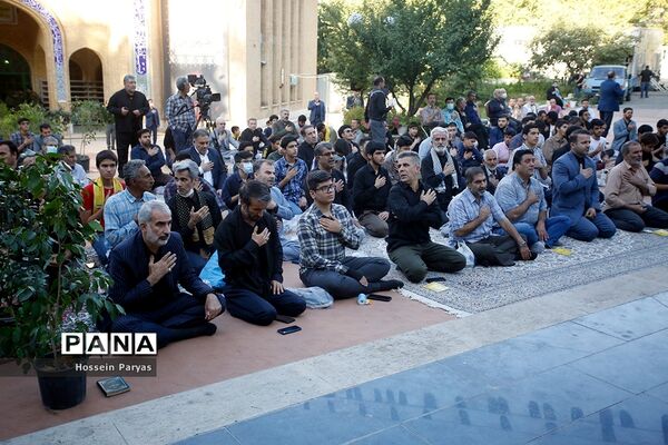 ‌مراسم دعای ندبه در جوار مزار شهدای گمنام دانش‌آموز در اردوگاه شهید باهنر
