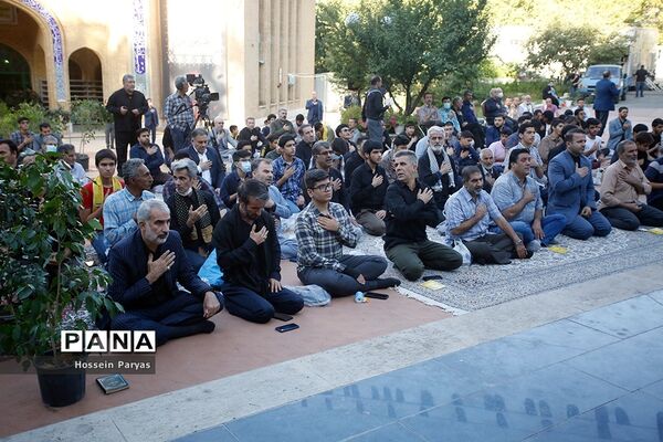 ‌مراسم دعای ندبه در جوار مزار شهدای گمنام دانش‌آموز در اردوگاه شهید باهنر