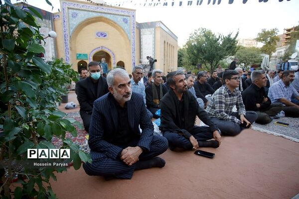‌مراسم دعای ندبه در جوار مزار شهدای گمنام دانش‌آموز در اردوگاه شهید باهنر