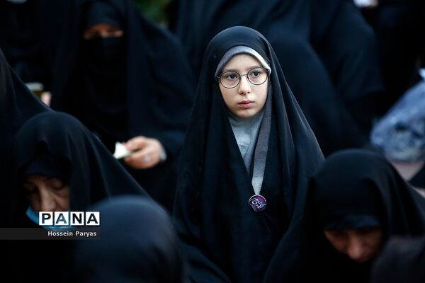 ‌مراسم دعای ندبه در جوار مزار شهدای گمنام دانش‌آموز در اردوگاه شهید باهنر