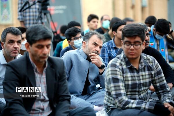 ‌مراسم دعای ندبه در جوار مزار شهدای گمنام دانش‌آموز در اردوگاه شهید باهنر