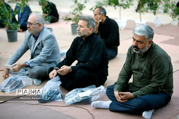 ‌مراسم دعای ندبه در جوار مزار شهدای گمنام دانش‌آموز در اردوگاه شهید باهنر