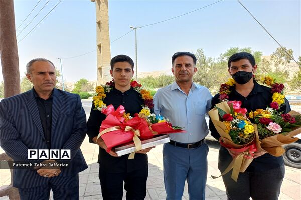 آیین استقبال از دانش‌آموزان رتبه‌آور کشوری در مسابقات قرآن، عترت و نماز امیدیه