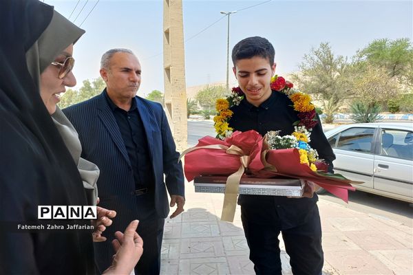 آیین استقبال از دانش‌آموزان رتبه‌آور کشوری در مسابقات قرآن، عترت و نماز امیدیه