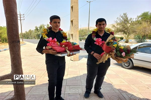 آیین استقبال از دانش‌آموزان رتبه‌آور کشوری در مسابقات قرآن، عترت و نماز امیدیه