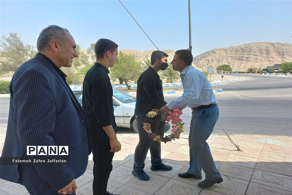 آیین استقبال از دانش‌آموزان رتبه‌آور کشوری در مسابقات قرآن، عترت و نماز امیدیه
