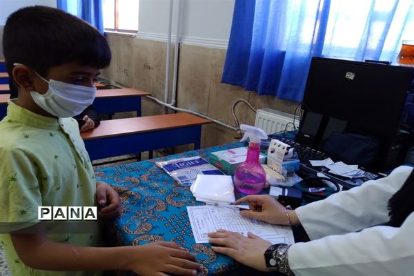 برگزاری اردوی جهادی معاینات پزشکی شهرستان قرچک در دبستان شاهد خاتم الانبیا