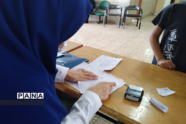 برگزاری اردوی جهادی معاینات پزشکی شهرستان قرچک در دبستان شاهد خاتم الانبیا