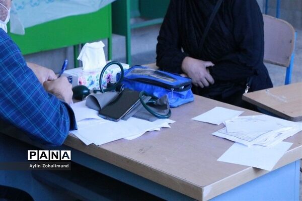 برگزاری اردوی جهادی پزشکی دبیرستان شهید‌بهایی در شهرستان رباط‌کریم