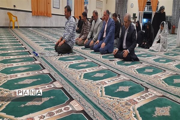 اقامه نماز در اردوی قطبی با حضور اعضای سازمان دانش‌آموزی