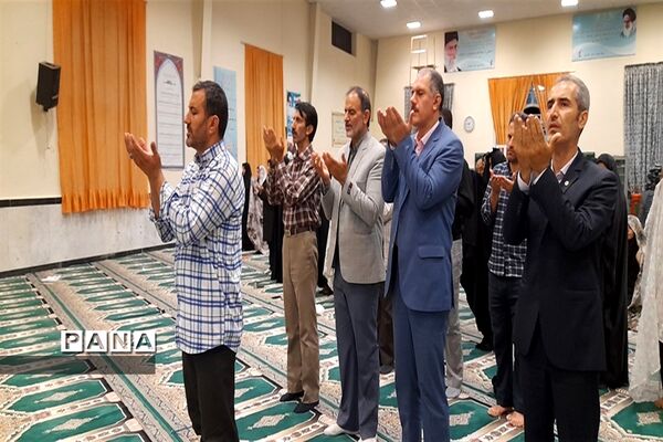 اقامه نماز در اردوی قطبی با حضور اعضای سازمان دانش‌آموزی