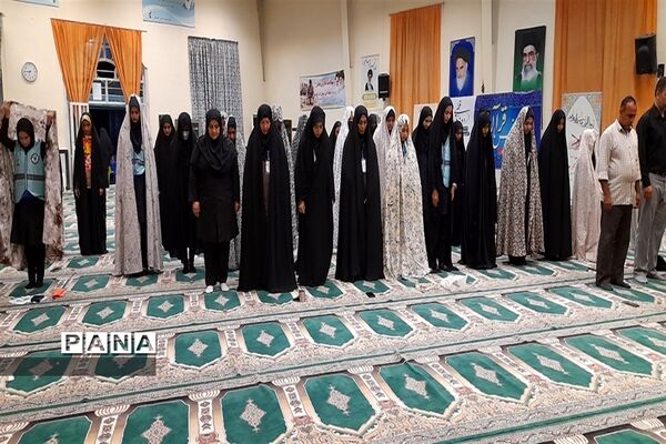 اقامه نماز در اردوی قطبی با حضور اعضای سازمان دانش‌آموزی