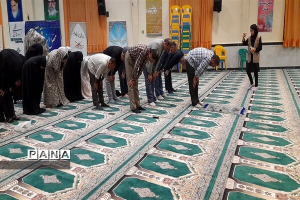اقامه نماز در اردوی قطبی با حضور اعضای سازمان دانش‌آموزی