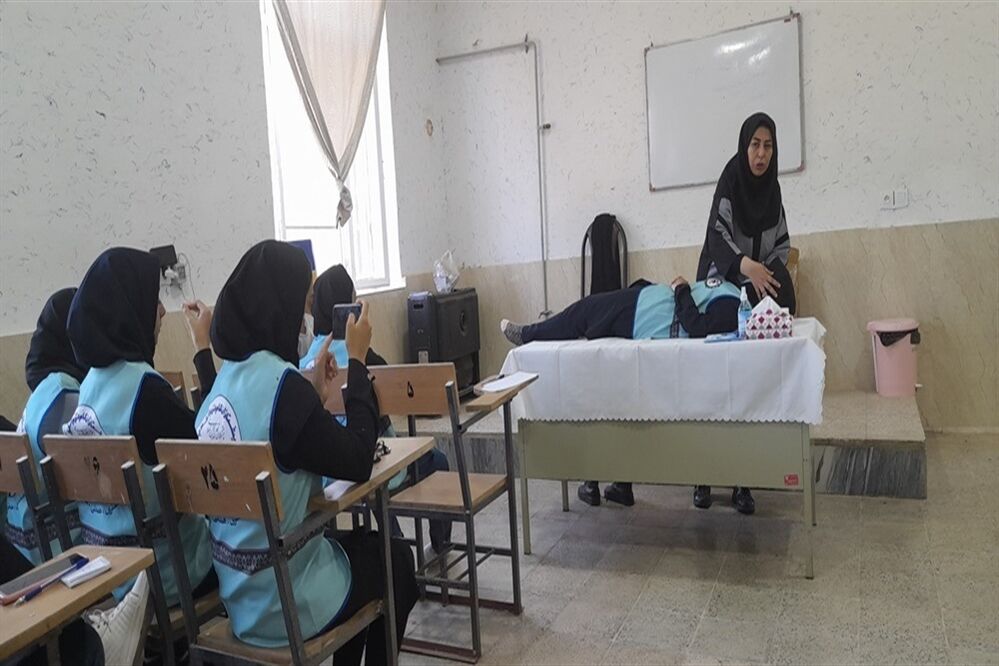 کلاس امداد و نجات با حضور اعضائ سازمان دانش‌آموزی در اردوی قطبی