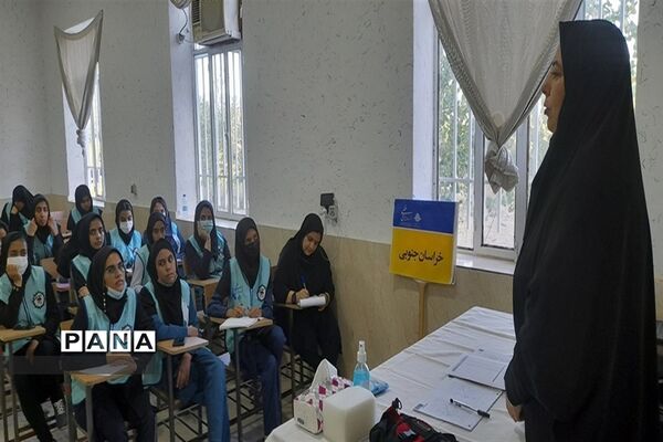 کلاس امداد و نجات با حضور اعضائ سازمان دانش‌آموزی در اردوی قطبی