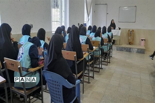 کلاس امداد و نجات با حضور اعضائ سازمان دانش‌آموزی در اردوی قطبی
