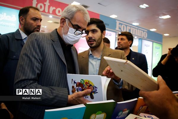 افتتاحیه هشتمین جشنواره و نمایشگاه ایران نوشت