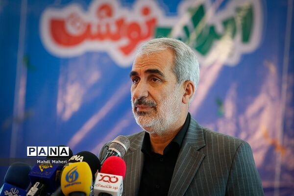 افتتاحیه هشتمین جشنواره و نمایشگاه ایران نوشت