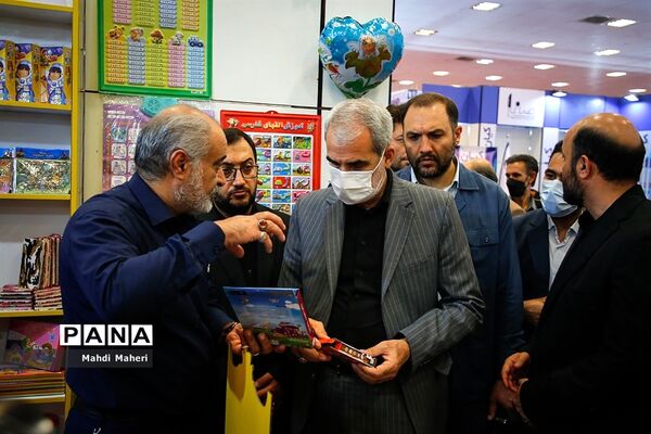 افتتاحیه هشتمین جشنواره و نمایشگاه ایران نوشت