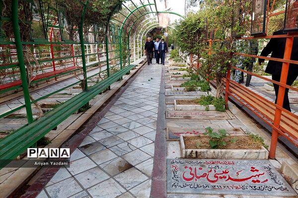 تجدید پیمان کارکنان دولت در شیراز با شهدا در اولین روز از هفته دولت