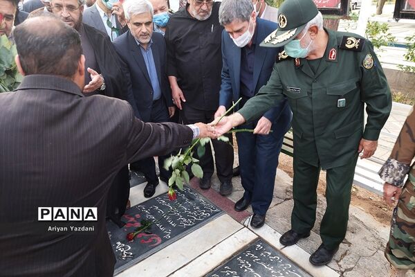 تجدید پیمان کارکنان دولت در شیراز با شهدا در اولین روز از هفته دولت