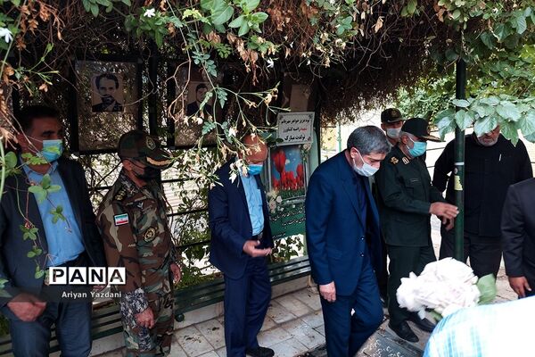تجدید پیمان کارکنان دولت در شیراز با شهدا در اولین روز از هفته دولت