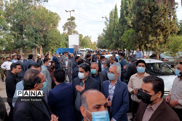 تجدید پیمان کارکنان دولت در شیراز با شهدا در اولین روز از هفته دولت