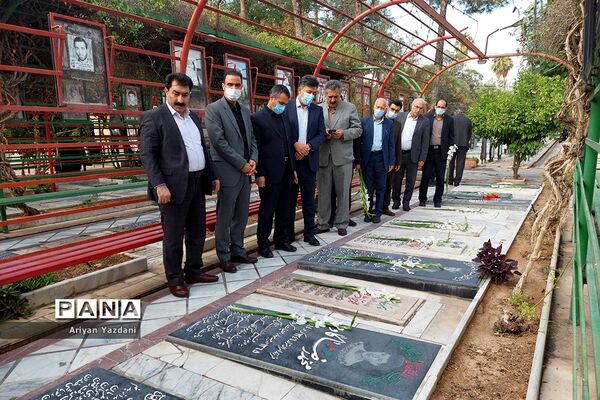 تجدید پیمان کارکنان دولت در شیراز با شهدا در اولین روز از هفته دولت