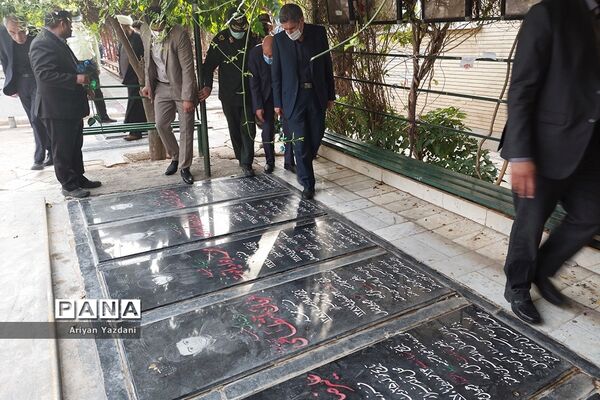 تجدید پیمان کارکنان دولت در شیراز با شهدا در اولین روز از هفته دولت