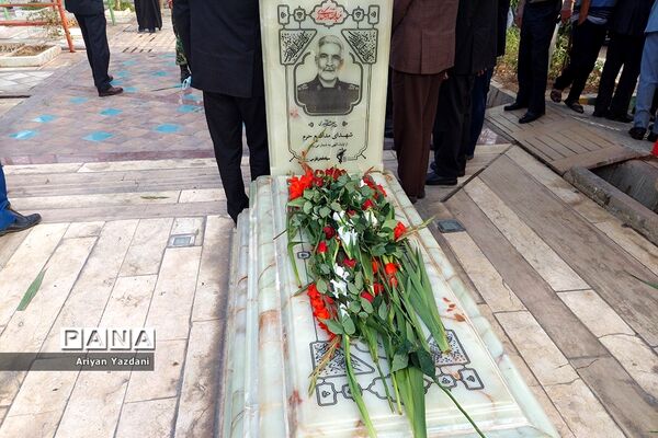 تجدید پیمان کارکنان دولت در شیراز با شهدا در اولین روز از هفته دولت