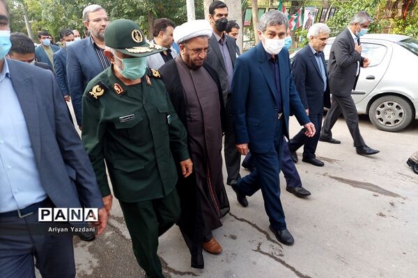تجدید پیمان کارکنان دولت در شیراز با شهدا در اولین روز از هفته دولت