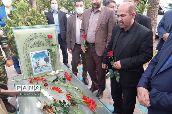 تجدید پیمان کارکنان دولت در شیراز با شهدا در اولین روز از هفته دولت