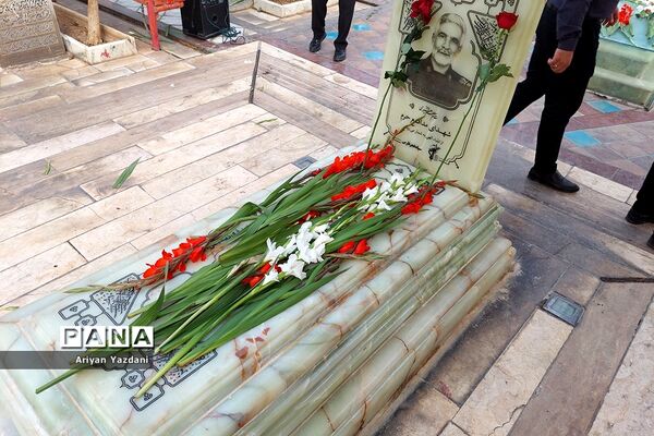 تجدید پیمان کارکنان دولت در شیراز با شهدا در اولین روز از هفته دولت
