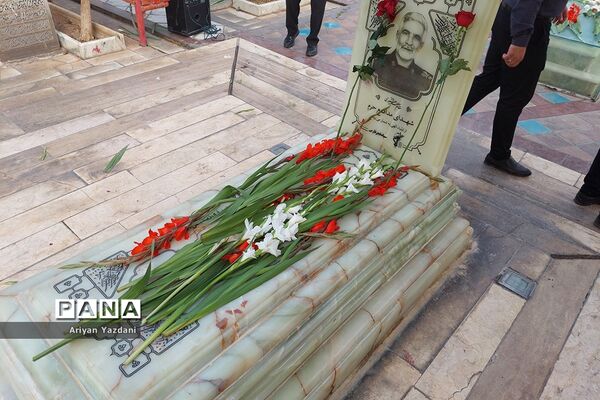 تجدید پیمان کارکنان دولت در شیراز با شهدا در اولین روز از هفته دولت