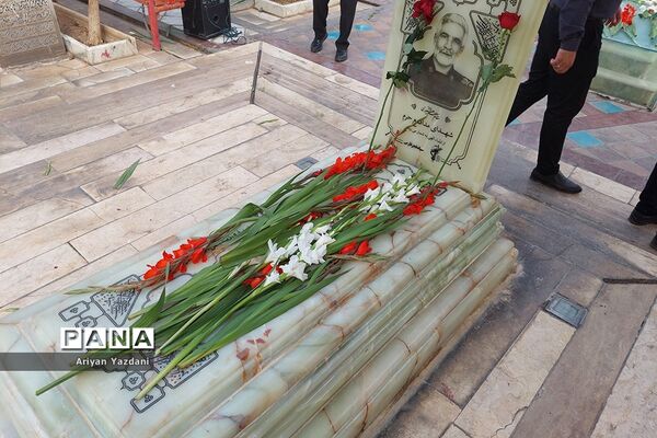 تجدید پیمان کارکنان دولت در شیراز با شهدا در اولین روز از هفته دولت