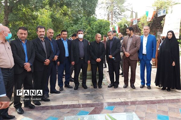 تجدید پیمان کارکنان دولت در شیراز با شهدا در اولین روز از هفته دولت