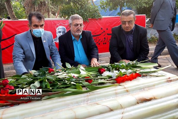 تجدید پیمان کارکنان دولت در شیراز با شهدا در اولین روز از هفته دولت