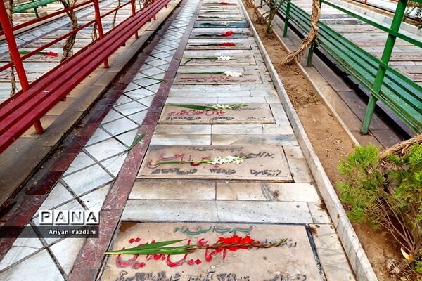 تجدید پیمان کارکنان دولت در شیراز با شهدا در اولین روز از هفته دولت
