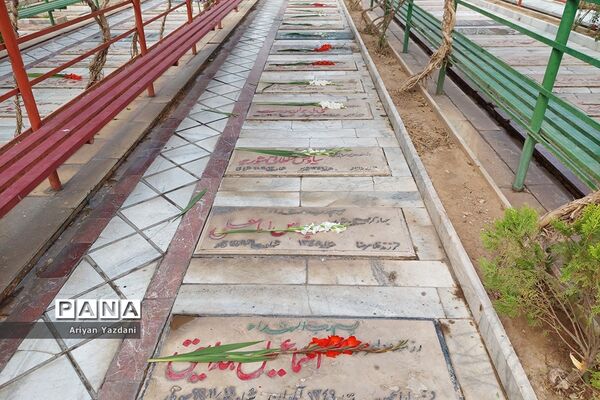 تجدید پیمان کارکنان دولت در شیراز با شهدا در اولین روز از هفته دولت