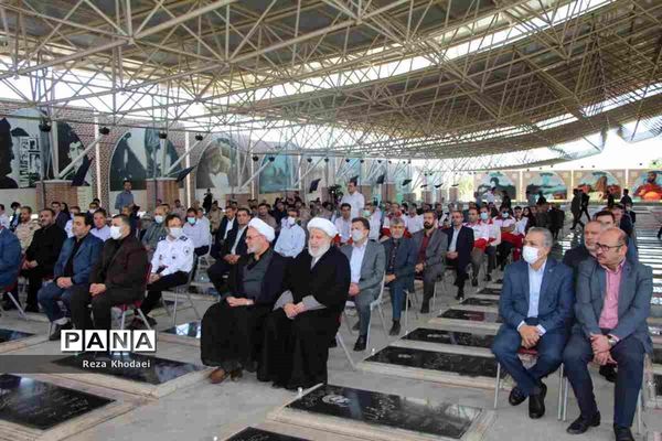 غبارروبی مزار شهدا به‌مناسبت آغاز هفته دولت