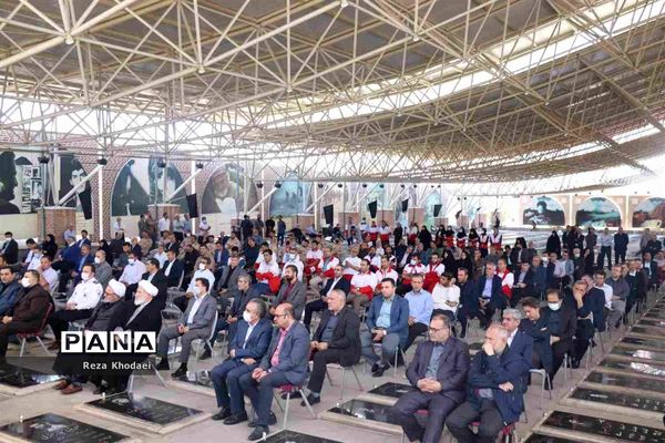 غبارروبی مزار شهدا به‌مناسبت آغاز هفته دولت