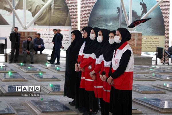 غبارروبی مزار شهدا به‌مناسبت آغاز هفته دولت